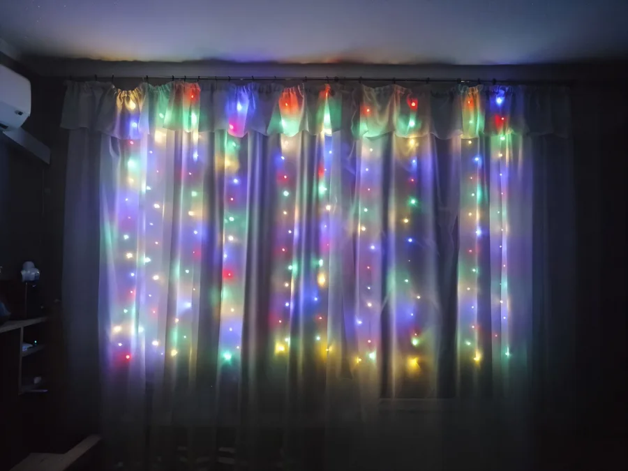 Guirlande rideau 2x1,5 m, 150 LED, multicolore, "gouttes LED" alimentées par USB, 8 modes + télécommande
