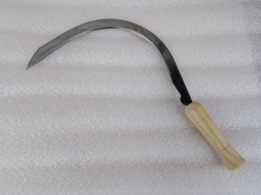 Hardened sickle with teeth 350 mm (14 inches) — for manually mowing grass and weeds